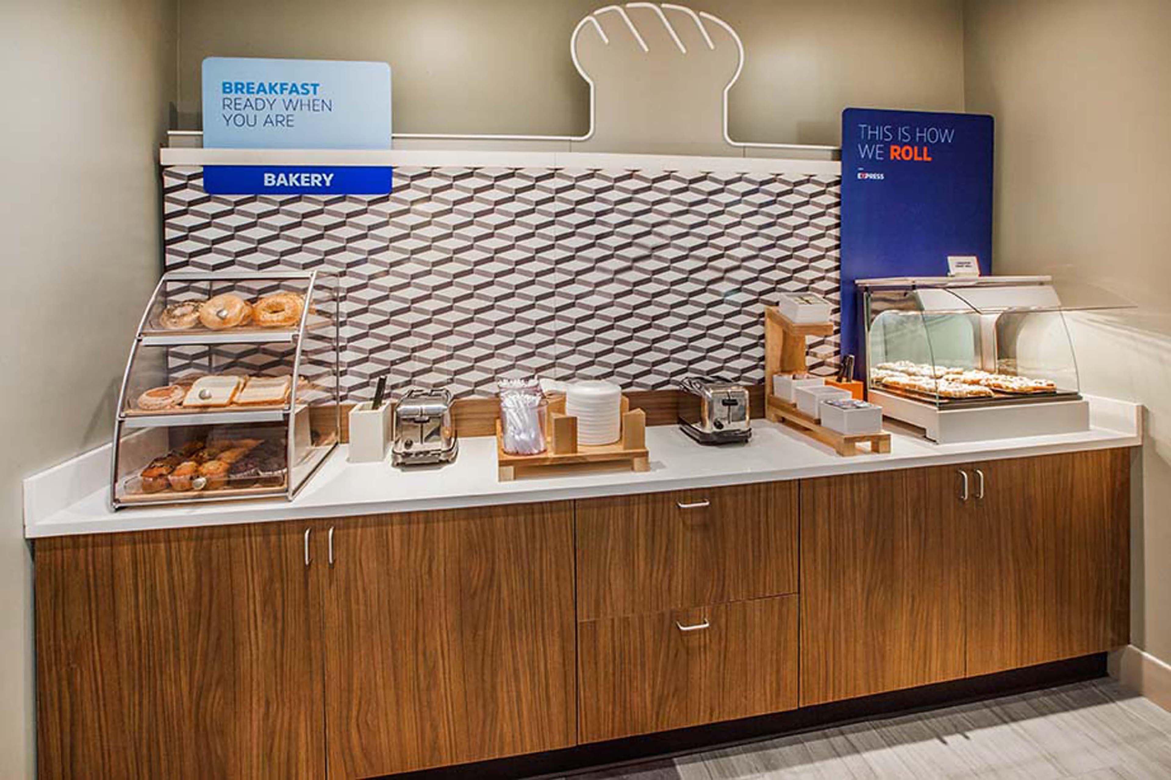Holiday Inn Express Newport Beach By Ihg Exterior foto