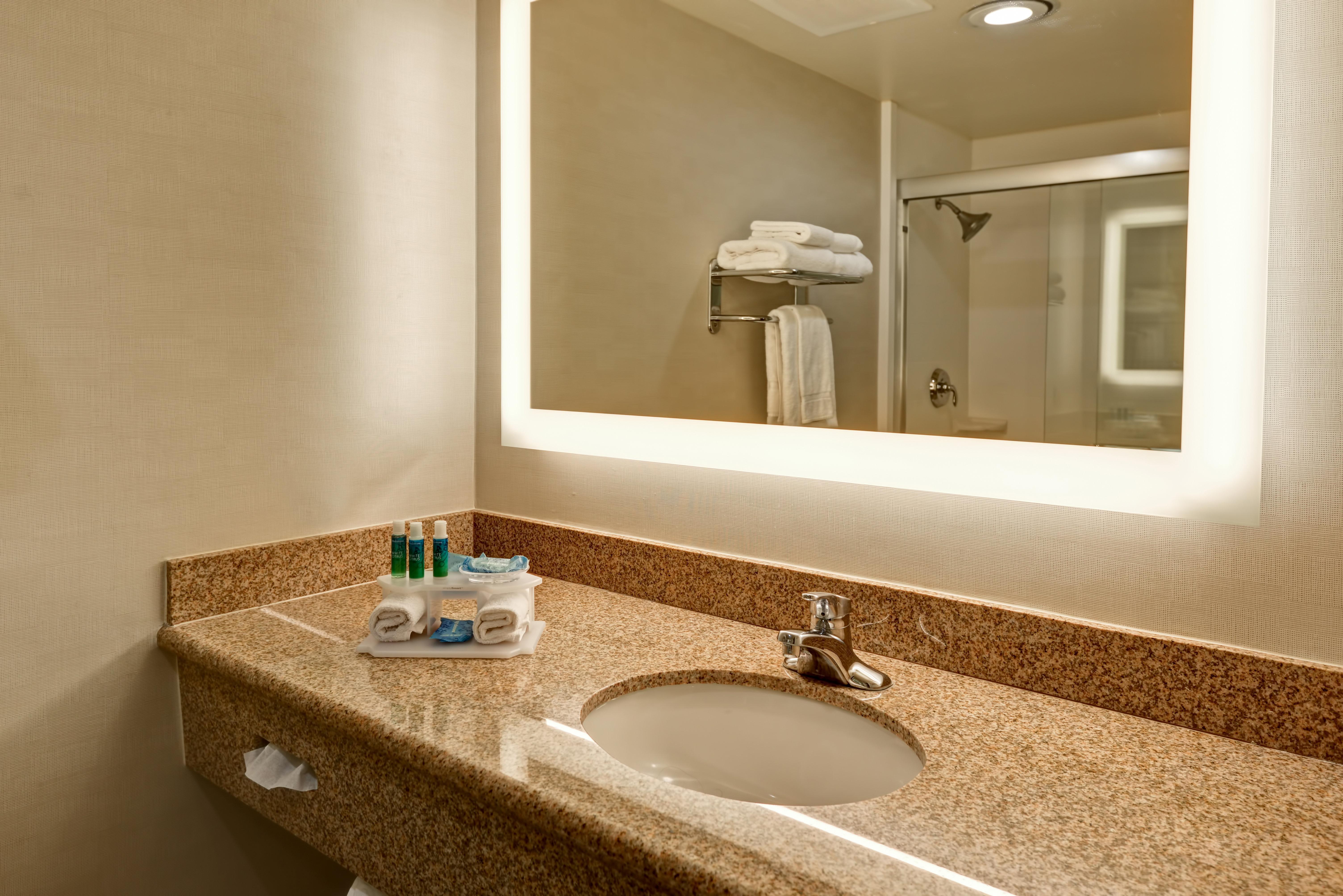 Holiday Inn Express Newport Beach By Ihg Exterior foto