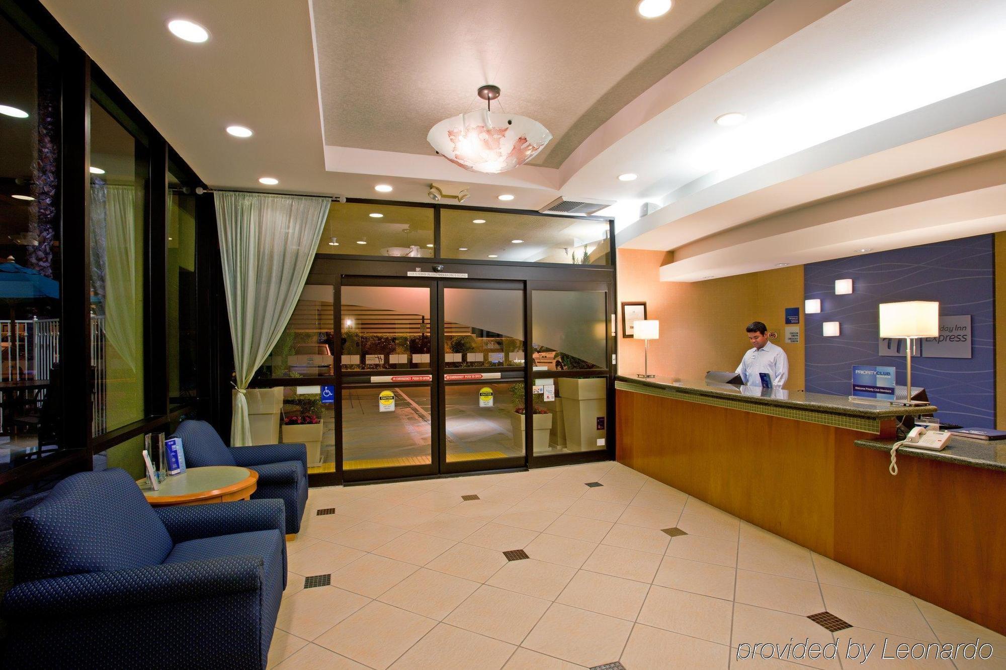Holiday Inn Express Newport Beach By Ihg Exterior foto