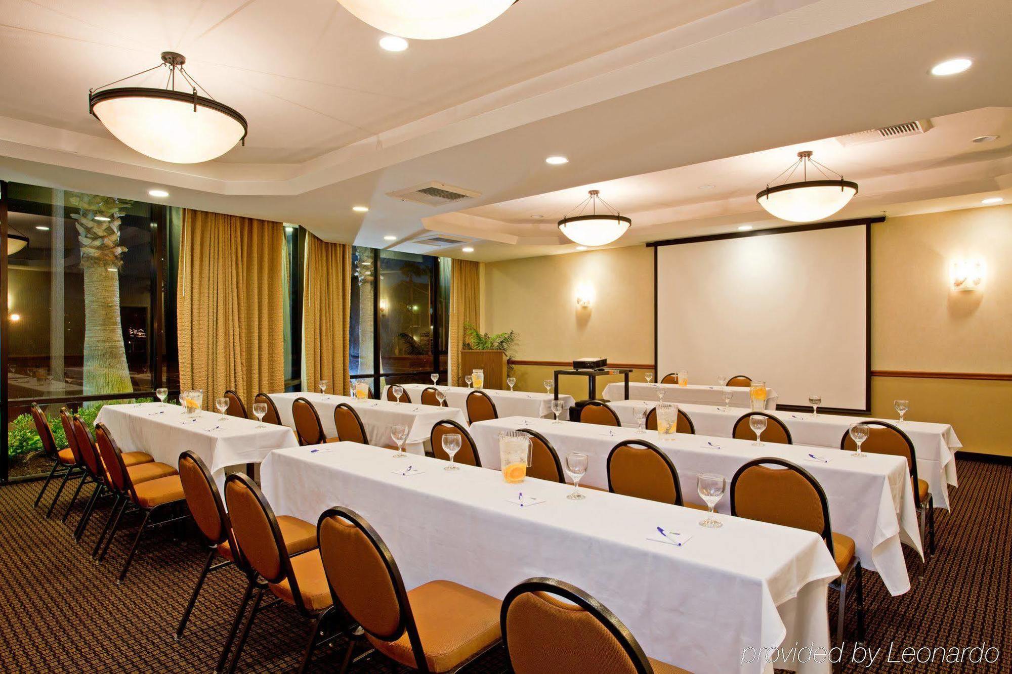 Holiday Inn Express Newport Beach By Ihg Exterior foto