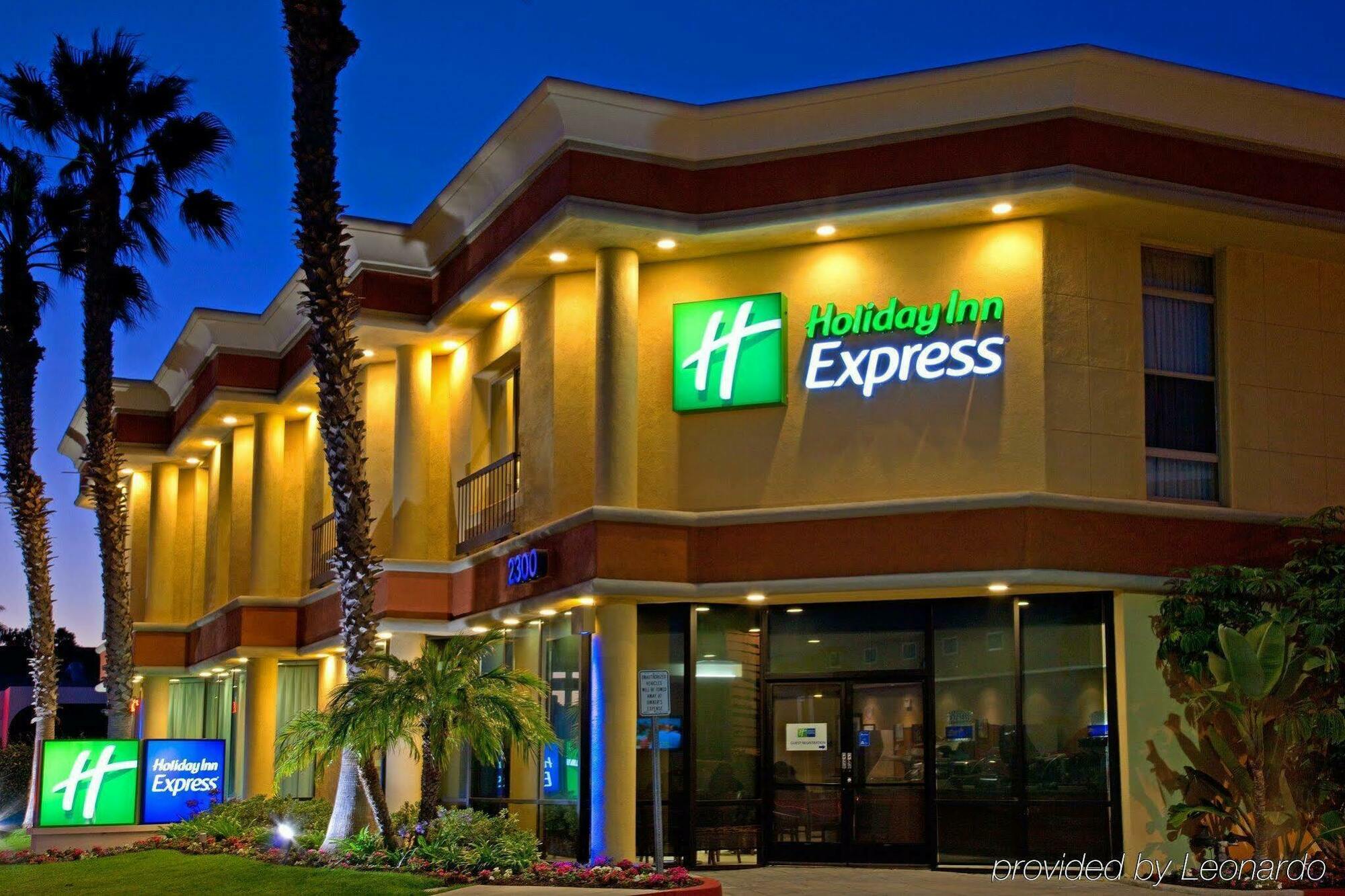 Holiday Inn Express Newport Beach By Ihg Exterior foto