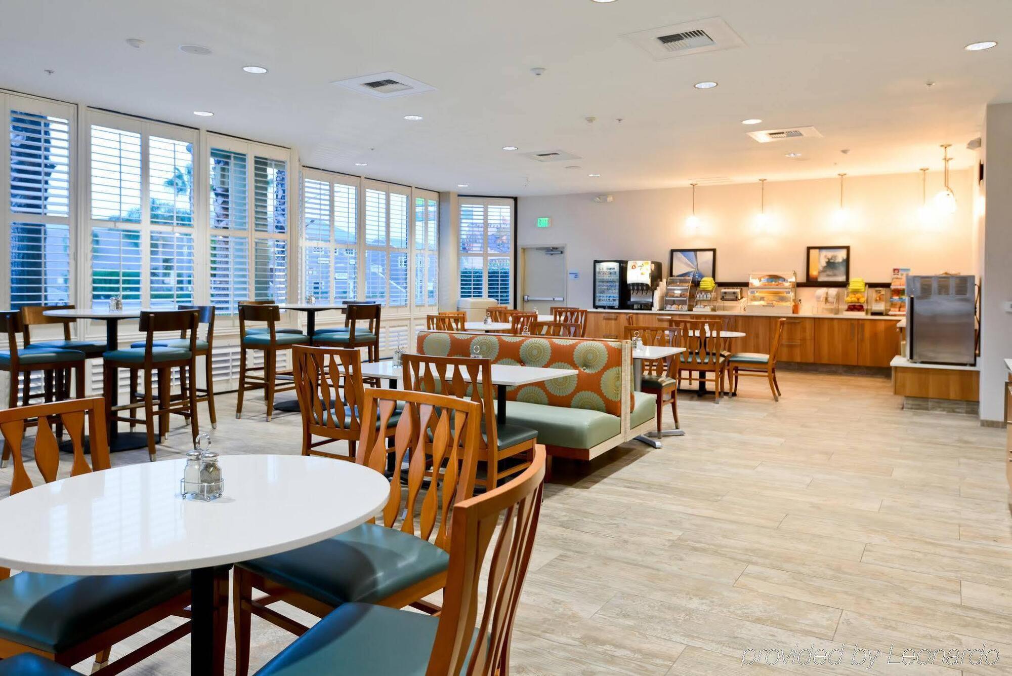 Holiday Inn Express Newport Beach By Ihg Exterior foto